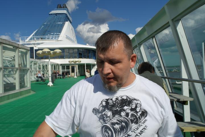 На пароме.